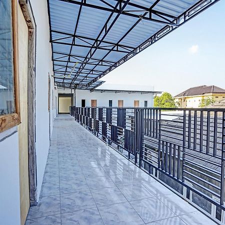 Oyo Life 91594 Bungah Residence Syariah Gresik Exterior photo