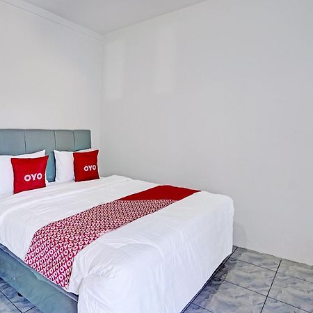 Oyo Life 91594 Bungah Residence Syariah Gresik Exterior photo